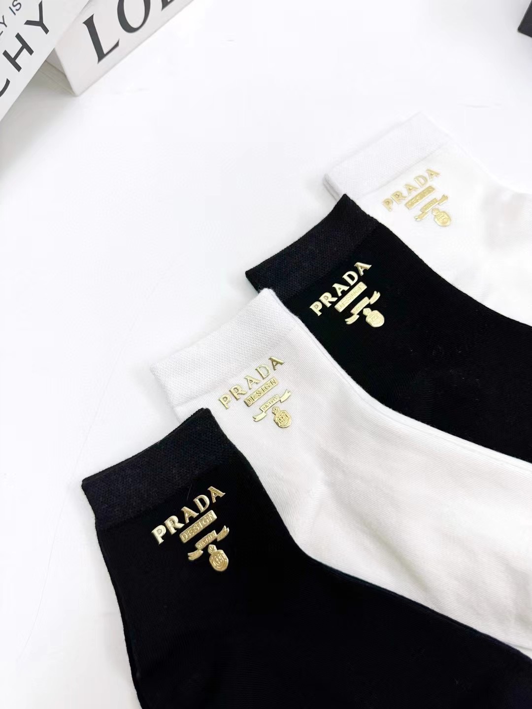 配包装 🌟【一盒4 双】  🌟Prada 普拉达 欧美大牌 经典字母logo 纯棉中筒袜   ，ins超火爆款式  ，超