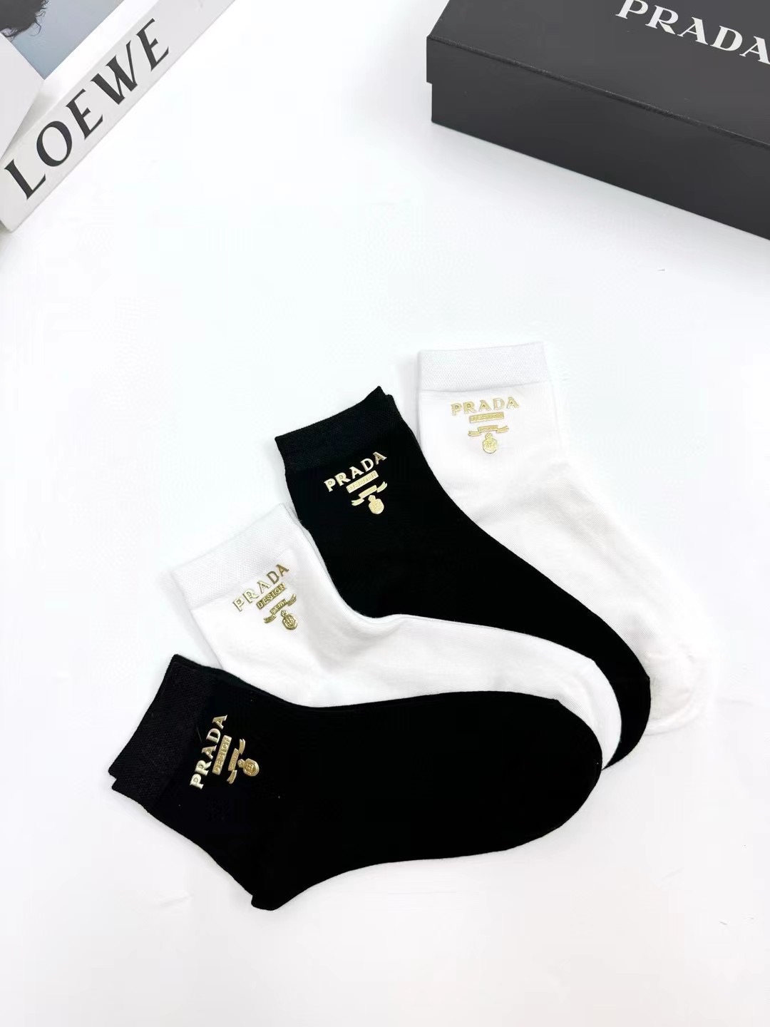 配包装 🌟【一盒4 双】  🌟Prada 普拉达 欧美大牌 经典字母logo 纯棉中筒袜   ，ins超火爆款式  ，超