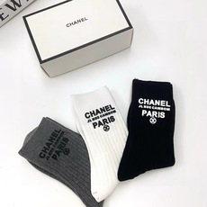 配包装 🌟【一盒3 双】 🌟Chanel 香奈儿 欧美大牌 经典字母logo 纯棉双针针织混纺 中筒袜 ,ins超 配包装 🌟【一盒3 双】 🌟Chanel 香奈儿 欧美大牌 经典字母logo 纯棉双针针织混纺 中筒袜 ,ins超