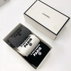 配包装 🌟【一盒3 双】 🌟Chanel 香奈儿 欧美大牌 经典字母logo 纯棉双针针织混纺 中筒袜 ,ins超 配包装 🌟【一盒3 双】 🌟Chanel 香奈儿 欧美大牌 经典字母logo 纯棉双针针织混纺 中筒袜 ,ins超