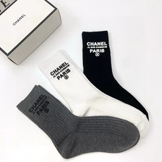 配包装 🌟【一盒3 双】 🌟Chanel 香奈儿 欧美大牌 经典字母logo 纯棉双针针织混纺 中筒袜 ,ins超 配包装 🌟【一盒3 双】 🌟Chanel 香奈儿 欧美大牌 经典字母logo 纯棉双针针织混纺 中筒袜 ,ins超
