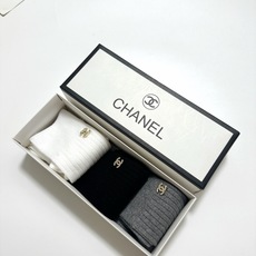 配包装 🌟【一盒3 双】 🌟Chanel 香奈儿 经典字母logo 纯棉中筒袜 小腿袜 🌟ins爆款!专柜在售ing 配包装 🌟【一盒3 双】 🌟Chanel 香奈儿 经典字母logo 纯棉中筒袜 小腿袜 🌟ins爆款!专柜在售ing