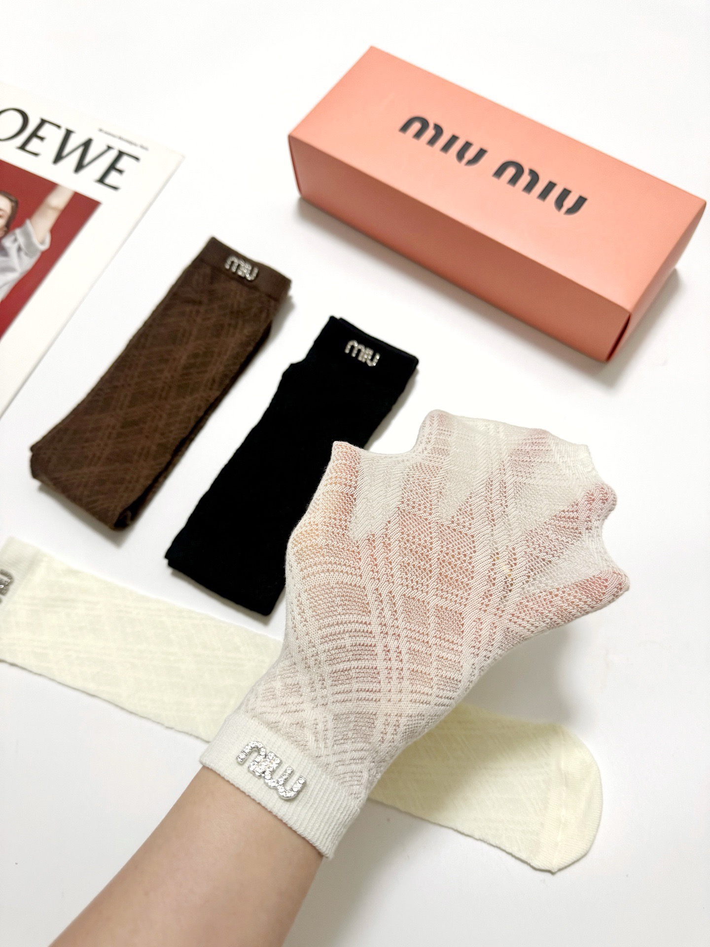 配包装 🌟【一盒3 双】 🌟miumiu 缪缪 经典字母logo中筒丝袜 网袜中筒袜 小腿袜 🌟ins爆款!专柜在售i 配包装 🌟【一盒3 双】 🌟miumiu 缪缪 经典字母logo中筒丝袜 网袜中筒袜 小腿袜 🌟ins爆款!专柜在售i