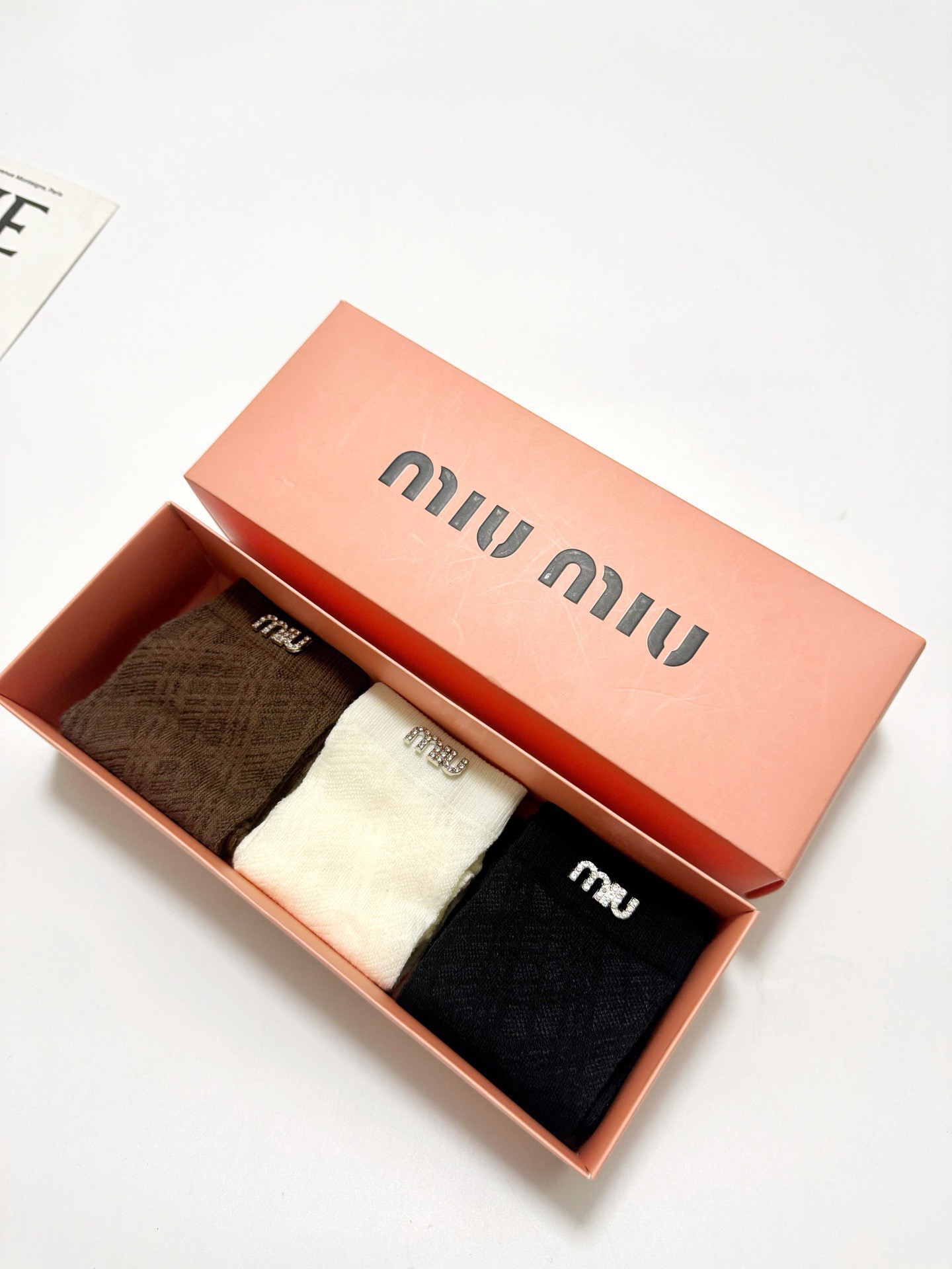 配包装 🌟【一盒3 双】 🌟miumiu 缪缪 经典字母logo中筒丝袜 网袜中筒袜 小腿袜 🌟ins爆款!专柜在售i 配包装 🌟【一盒3 双】 🌟miumiu 缪缪 经典字母logo中筒丝袜 网袜中筒袜 小腿袜 🌟ins爆款!专柜在售i