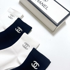 配包装 🌟【一盒4 双】 🌟Chanel 香奈儿 经典字母logo 透气纯棉中筒袜 ,重工配饰,ins超火爆红人同款, 配包装 🌟【一盒4 双】 🌟Chanel 香奈儿 经典字母logo 透气纯棉中筒袜 ,重工配饰,ins超火爆红人同款,
