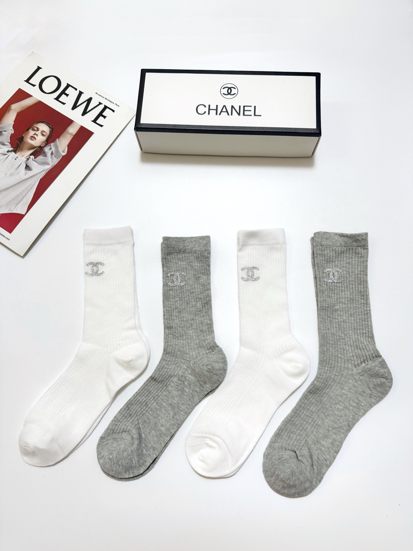 配包装 🌟【一盒4 双】 🌟Chanel 香奈儿 经典字母logo 超薄无骨中筒袜，纯棉 条纹小腿袜 堆堆袜  🌟ins
