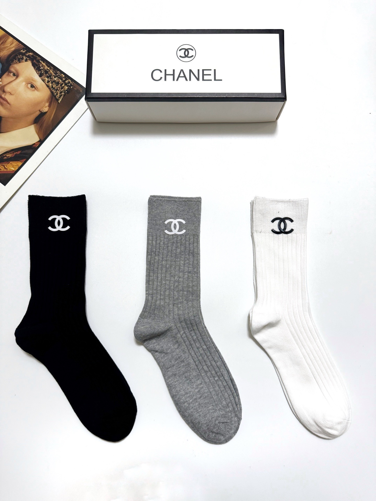 配包装 🌟【一盒3 双】 🌟Chanel 香奈儿 经典字母logo 纯棉中筒袜 🌟ins爆款!专柜在售ing 🌟好看到 配包装 🌟【一盒3 双】 🌟Chanel 香奈儿 经典字母logo 纯棉中筒袜 🌟ins爆款!专柜在售ing 🌟好看到