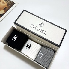 配包装 🌟【一盒3 双】 🌟Chanel 香奈儿 经典字母logo 纯棉中筒袜 🌟ins爆款!专柜在售ing 🌟好看到 配包装 🌟【一盒3 双】 🌟Chanel 香奈儿 经典字母logo 纯棉中筒袜 🌟ins爆款!专柜在售ing 🌟好看到