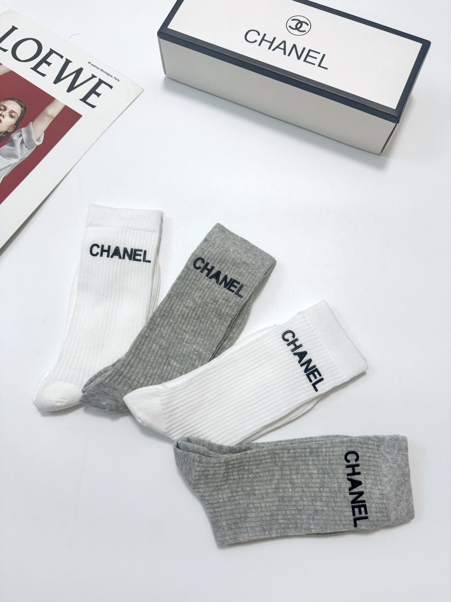 配包装 🌟【一盒4 双】 🌟Chanel 香奈儿 经典字母logo 超薄无骨中筒袜，纯棉 条纹小腿袜 堆堆袜  🌟ins