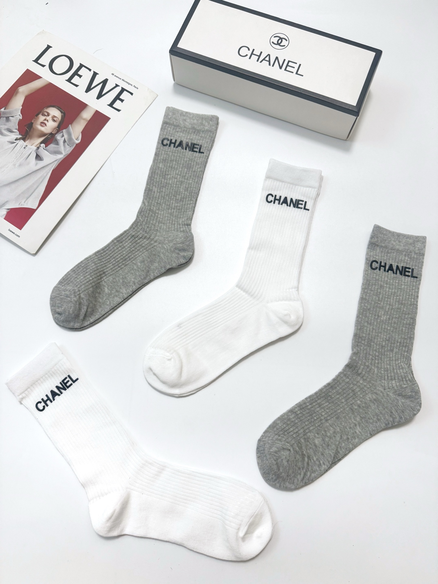 配包装 🌟【一盒4 双】 🌟Chanel 香奈儿 经典字母logo 超薄无骨中筒袜，纯棉 条纹小腿袜 堆堆袜  🌟ins