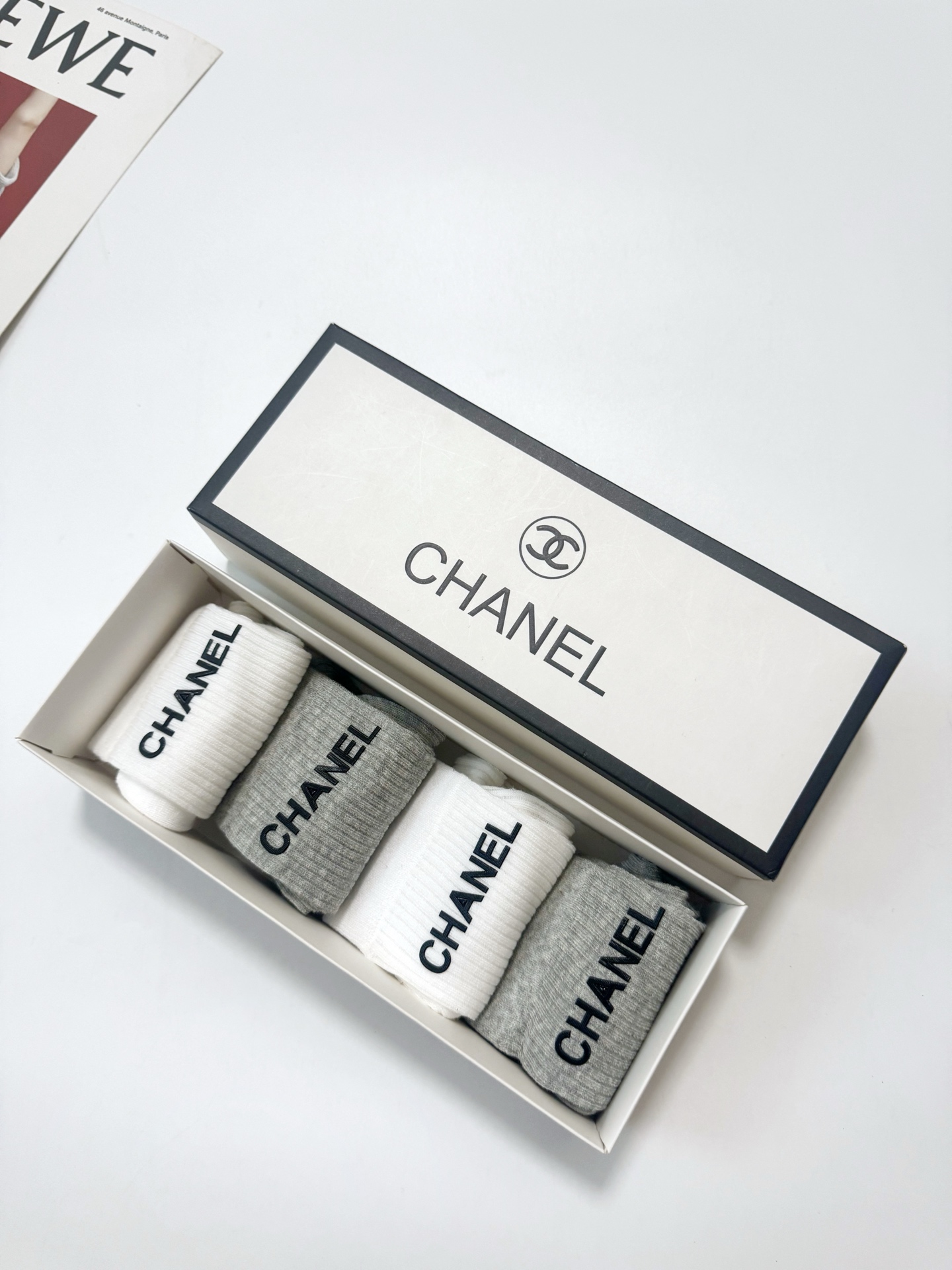 配包装 🌟【一盒4 双】 🌟Chanel 香奈儿 经典字母logo 超薄无骨中筒袜，纯棉 条纹小腿袜 堆堆袜  🌟ins
