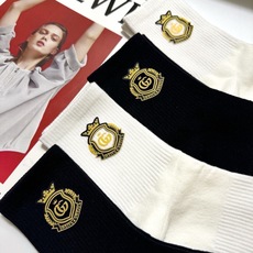 配包装 🌟【一盒4 双】 🌟Gucci 古琦 经典字母logo纯棉中筒袜 🌟ins爆款!专柜在售ing 🌟好看到爆炸 配包装 🌟【一盒4 双】 🌟Gucci 古琦 经典字母logo纯棉中筒袜 🌟ins爆款!专柜在售ing 🌟好看到爆炸