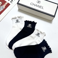 配包装 🌟【一盒4双】 🌟Chanel 香奈儿 经典字母logo 木耳边纯棉短筒袜经典纯色 🌟ins爆款!专柜在售ing 配包装 🌟【一盒4双】 🌟Chanel 香奈儿 经典字母logo 木耳边纯棉短筒袜经典纯色 🌟ins爆款!专柜在售ing