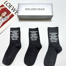 配包装 🌟【一盒3双】 🌟巴黎世家 balenciaga 经典字母logo纯棉中筒袜 🌟重工装饰个性时尚 🌟ins爆 配包装 🌟【一盒3双】 🌟巴黎世家 balenciaga 经典字母logo纯棉中筒袜 🌟重工装饰个性时尚 🌟ins爆