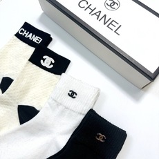 配包装 🌟【一盒4 双】 🌟Chanel 香奈儿 经典纯色 字母logo 纯棉中筒袜 🌟ins爆款!专柜在售ing 🌟 配包装 🌟【一盒4 双】 🌟Chanel 香奈儿 经典纯色 字母logo 纯棉中筒袜 🌟ins爆款!专柜在售ing 🌟