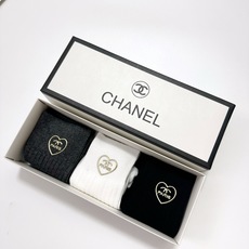 配包装 🌟【一盒3 双】 🌟Chanel 香奈儿 经典字母logo 纯棉中筒袜 🌟ins爆款!专柜在售ing 🌟好看到 配包装 🌟【一盒3 双】 🌟Chanel 香奈儿 经典字母logo 纯棉中筒袜 🌟ins爆款!专柜在售ing 🌟好看到