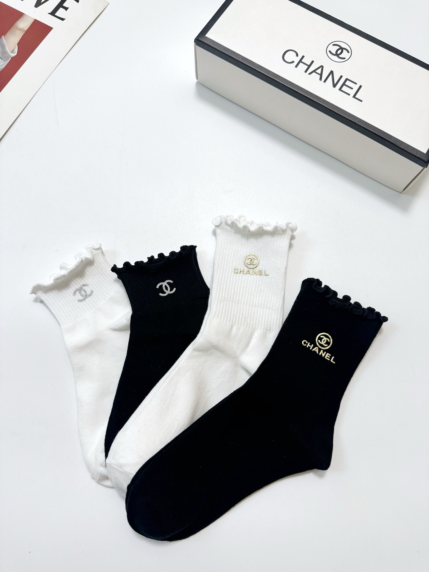 配包装 🌟【一盒4 双】 🌟Chanel 香奈儿 经典字母logo 透气纯棉花边短筒袜 ,ins超火爆红人同款,精美 配包装 🌟【一盒4 双】 🌟Chanel 香奈儿 经典字母logo 透气纯棉花边短筒袜 ,ins超火爆红人同款,精美