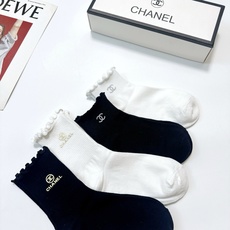 配包装 🌟【一盒4 双】 🌟Chanel 香奈儿 经典字母logo 透气纯棉花边短筒袜 ,ins超火爆红人同款,精美 配包装 🌟【一盒4 双】 🌟Chanel 香奈儿 经典字母logo 透气纯棉花边短筒袜 ,ins超火爆红人同款,精美