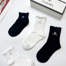 配包装 🌟【一盒4 双】 🌟Chanel 香奈儿 经典字母logo 透气纯棉花边短筒袜 ,ins超火爆红人同款,精美 配包装 🌟【一盒4 双】 🌟Chanel 香奈儿 经典字母logo 透气纯棉花边短筒袜 ,ins超火爆红人同款,精美