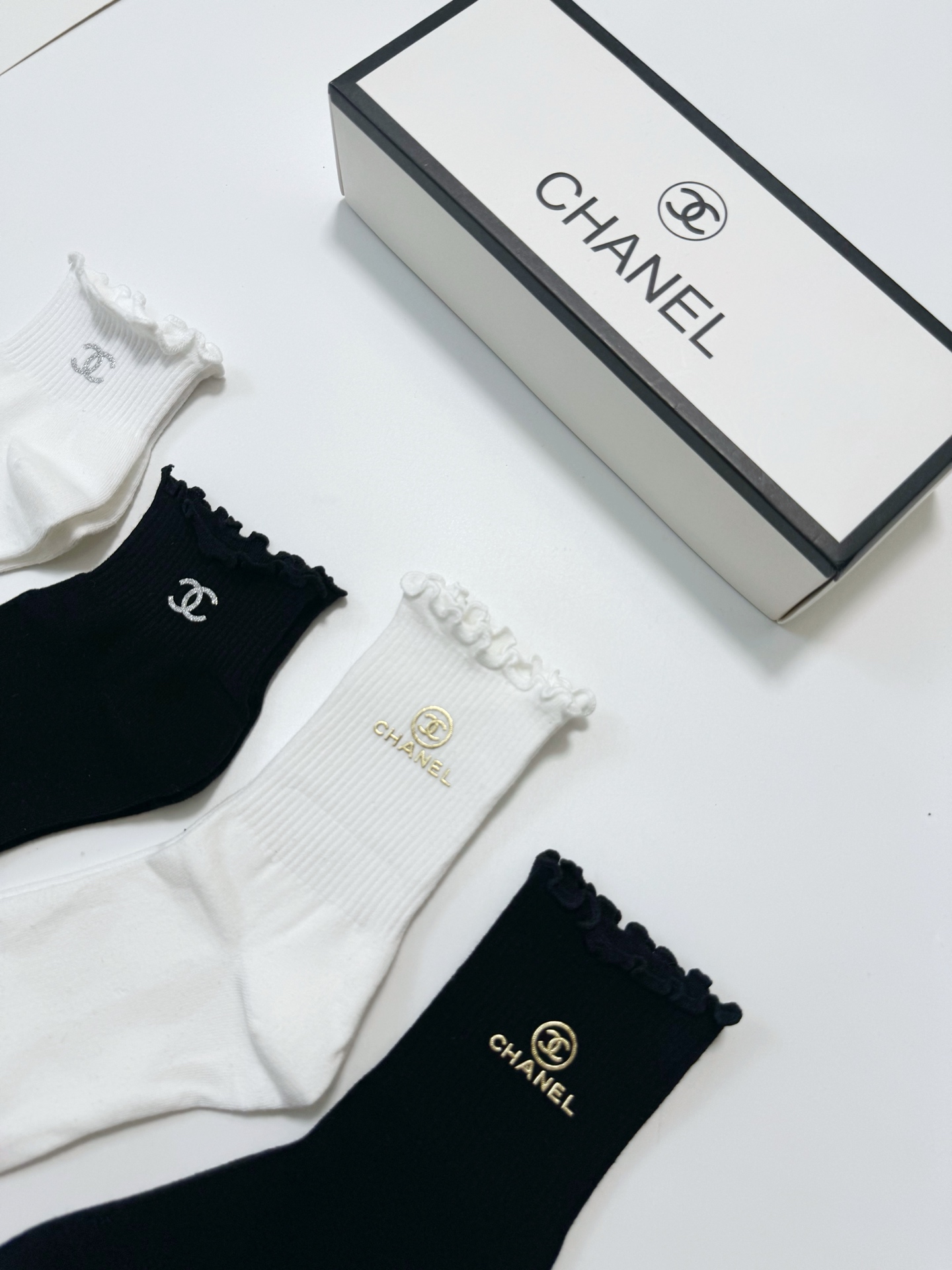 配包装 🌟【一盒4 双】 🌟Chanel 香奈儿 经典字母logo 透气纯棉花边短筒袜 ,ins超火爆红人同款,精美 配包装 🌟【一盒4 双】 🌟Chanel 香奈儿 经典字母logo 透气纯棉花边短筒袜 ,ins超火爆红人同款,精美