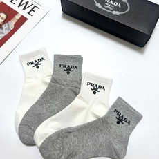 配包装 🌟【一盒4双】 🌟Prada 普拉达 经典纯色 字母logo 纯棉中筒袜 🌟ins爆款!专柜在售ing 🌟原单 配包装 🌟【一盒4双】 🌟Prada 普拉达 经典纯色 字母logo 纯棉中筒袜 🌟ins爆款!专柜在售ing 🌟原单