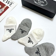 配包装 🌟【一盒4双】 🌟Prada 普拉达 经典纯色 字母logo 纯棉中筒袜 🌟ins爆款!专柜在售ing 🌟原单 配包装 🌟【一盒4双】 🌟Prada 普拉达 经典纯色 字母logo 纯棉中筒袜 🌟ins爆款!专柜在售ing 🌟原单