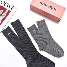 配包装 🌟【一盒2双】 🌟 miumiu 缪缪 经典字母 长筒袜 短筒袜🔥双针针织材质,超完美结合,款式经典,专柜同步发 配包装 🌟【一盒2双】 🌟 miumiu 缪缪 经典字母 长筒袜 短筒袜🔥双针针织材质,超完美结合,款式经典,专柜同步发