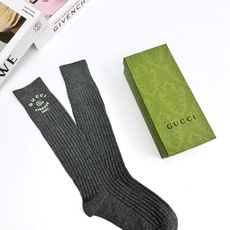 配包装 🌟【一盒一双】 🌟Gucci 古琦 经典字母logo纯棉长筒袜 小腿袜 🌟重工装饰个性时尚 🌟ins爆款!专 配包装 🌟【一盒一双】 🌟Gucci 古琦 经典字母logo纯棉长筒袜 小腿袜 🌟重工装饰个性时尚 🌟ins爆款!专
