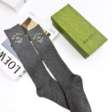 配包装 🌟【一盒一双】 🌟Gucci 古琦 经典字母logo纯棉长筒袜 小腿袜 🌟重工装饰个性时尚 🌟ins爆款!专 配包装 🌟【一盒一双】 🌟Gucci 古琦 经典字母logo纯棉长筒袜 小腿袜 🌟重工装饰个性时尚 🌟ins爆款!专