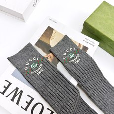 配包装 🌟【一盒一双】 🌟Gucci 古琦 经典字母logo纯棉长筒袜 小腿袜 🌟重工装饰个性时尚 🌟ins爆款!专 配包装 🌟【一盒一双】 🌟Gucci 古琦 经典字母logo纯棉长筒袜 小腿袜 🌟重工装饰个性时尚 🌟ins爆款!专