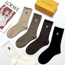 配包装 🌟【一盒5 双】 🌟LV 路易威登 经典刺绣字母logo 纯棉中筒袜 ,ins超火爆小腿袜,纯棉面料,潮人 配包装 🌟【一盒5 双】 🌟LV 路易威登 经典刺绣字母logo 纯棉中筒袜 ,ins超火爆小腿袜,纯棉面料,潮人