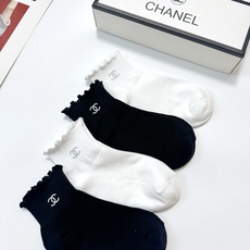 配包装 🌟【一盒4 双】 🌟Chanel 香奈儿 经典字母logo 透气纯棉花边短筒袜 ,ins超火爆红人同款,精美 配包装 🌟【一盒4 双】 🌟Chanel 香奈儿 经典字母logo 透气纯棉花边短筒袜 ,ins超火爆红人同款,精美