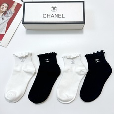 配包装 🌟【一盒4 双】 🌟Chanel 香奈儿 经典字母logo 透气纯棉花边短筒袜 ,ins超火爆红人同款,精美 配包装 🌟【一盒4 双】 🌟Chanel 香奈儿 经典字母logo 透气纯棉花边短筒袜 ,ins超火爆红人同款,精美