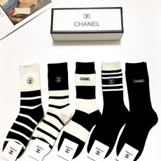 配包装 🌟【一盒5 双】 🌟Chanel 香奈儿 经典字母刺绣logo 纯棉中筒袜 ,ins超火爆中筒袜 纯棉小腿 配包装 🌟【一盒5 双】 🌟Chanel 香奈儿 经典字母刺绣logo 纯棉中筒袜 ,ins超火爆中筒袜 纯棉小腿