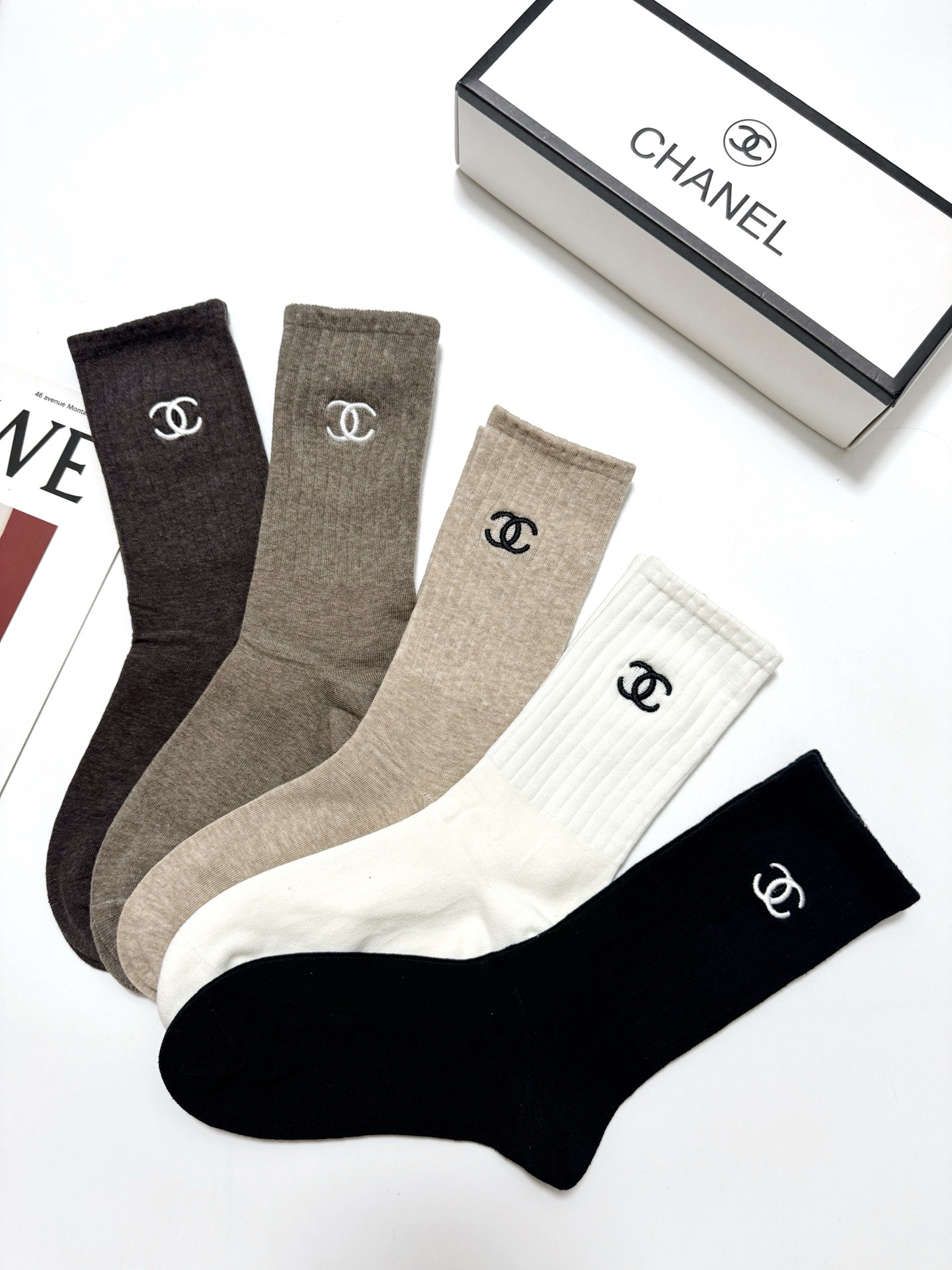 配包装 🌟【一盒5 双】 🌟Chanel 香奈儿 经典刺绣字母logo 纯棉中筒袜 ,ins超火爆小腿袜,纯棉面料 配包装 🌟【一盒5 双】 🌟Chanel 香奈儿 经典刺绣字母logo 纯棉中筒袜 ,ins超火爆小腿袜,纯棉面料