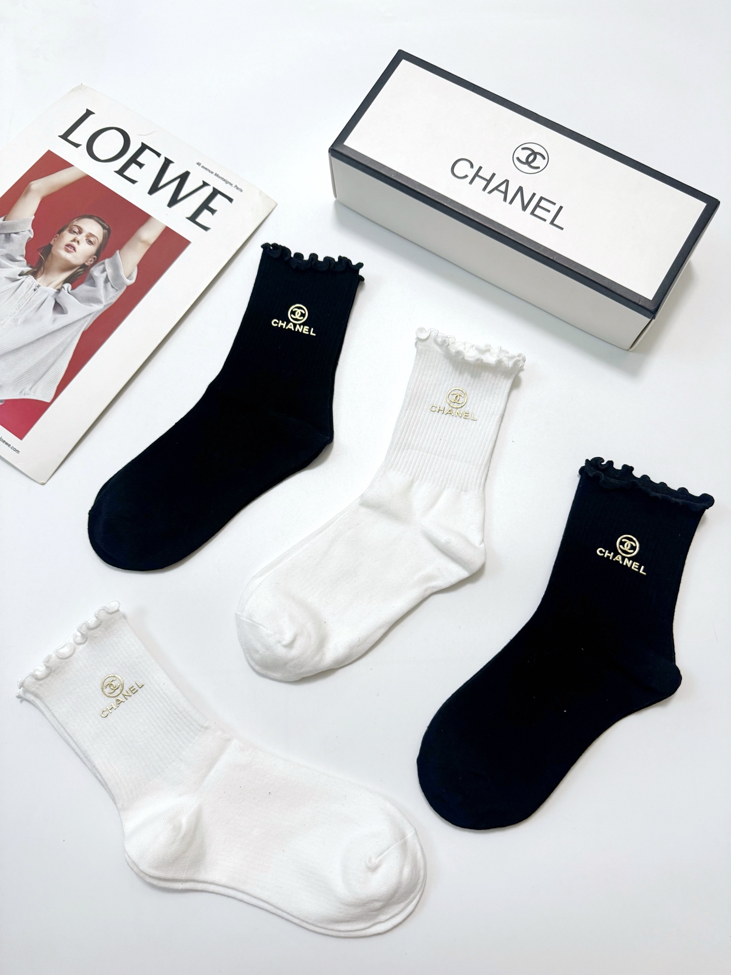 配包装 🌟【一盒4双】 🌟Chanel 香奈儿 经典纯色 字母logo 纯棉木耳边中筒袜  🌟ins爆款！专柜在售ing