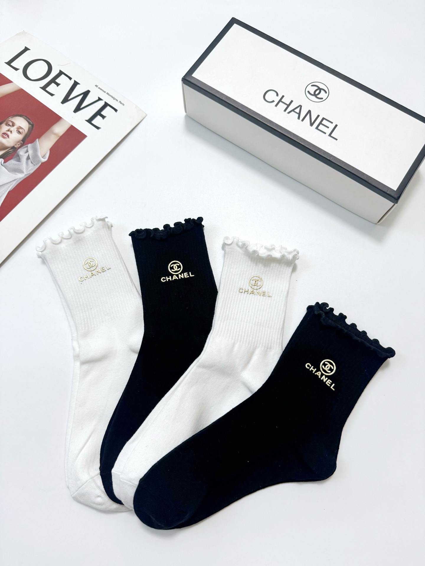 配包装 🌟【一盒4双】 🌟Chanel 香奈儿 经典纯色 字母logo 纯棉木耳边中筒袜  🌟ins爆款！专柜在售ing