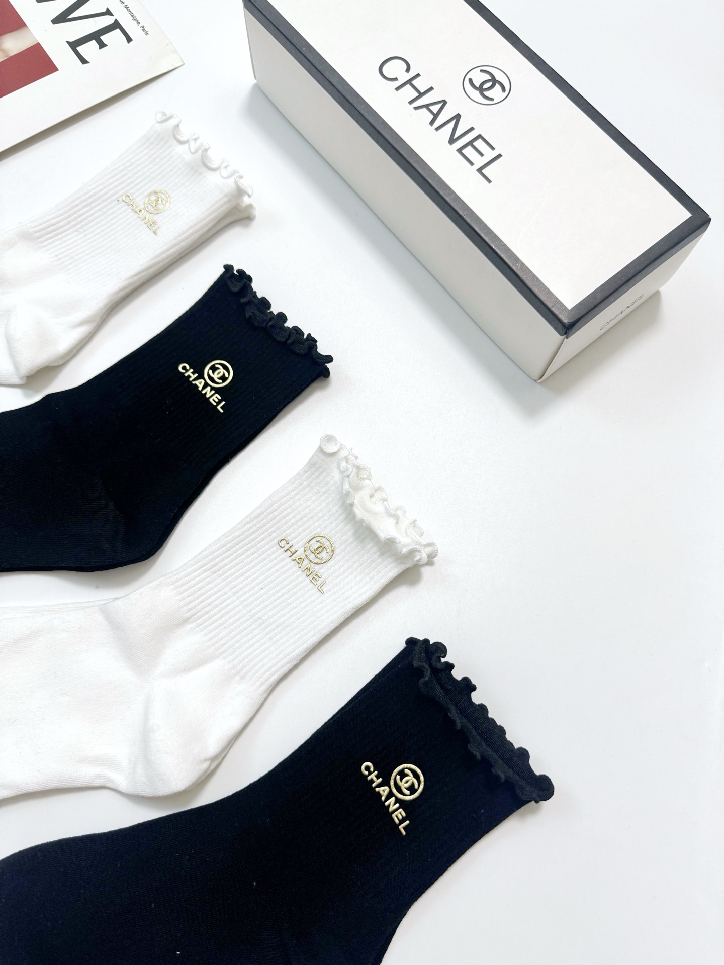 配包装 🌟【一盒4双】 🌟Chanel 香奈儿 经典纯色 字母logo 纯棉木耳边中筒袜  🌟ins爆款！专柜在售ing