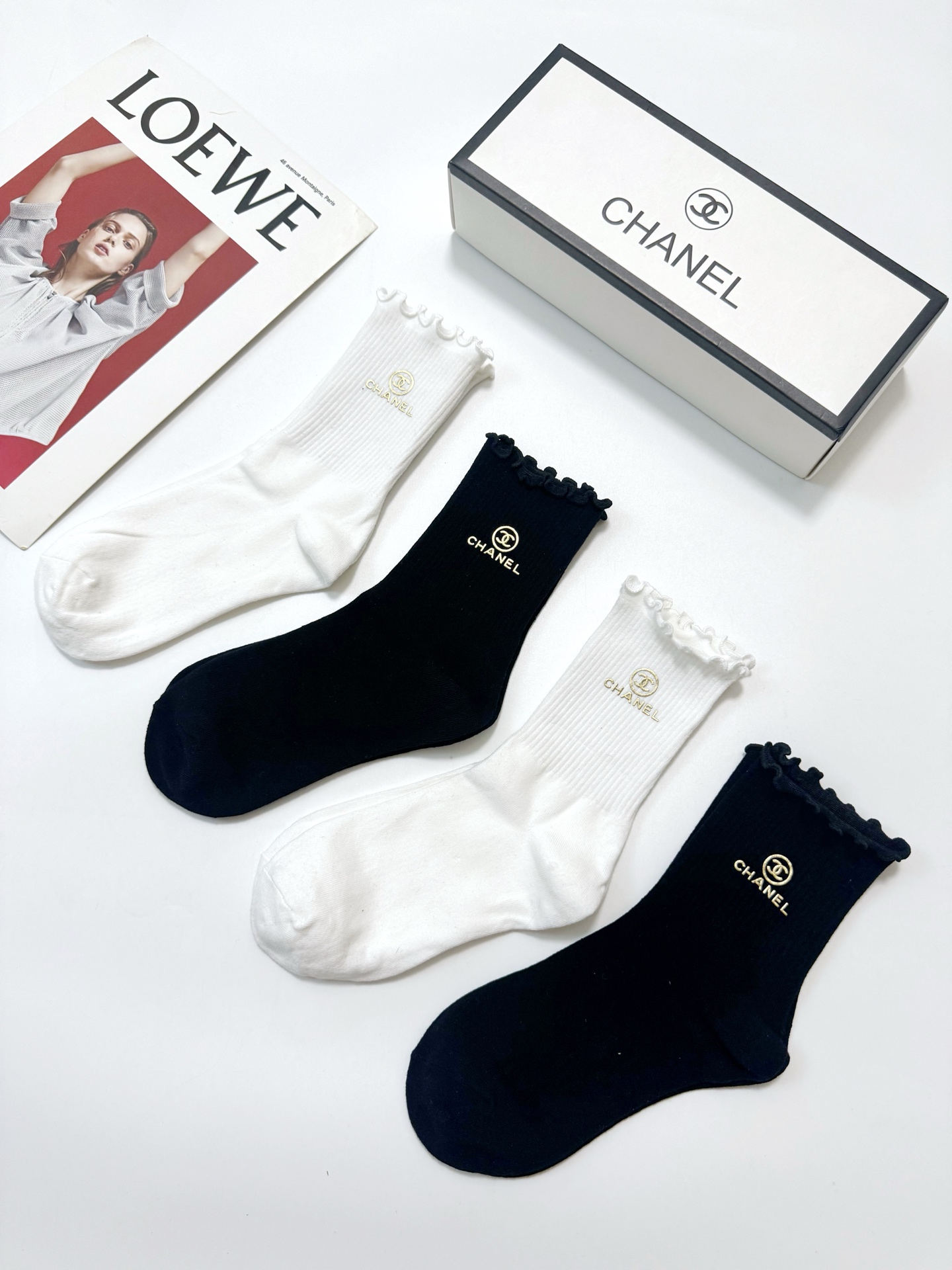 配包装 🌟【一盒4双】 🌟Chanel 香奈儿 经典纯色 字母logo 纯棉木耳边中筒袜  🌟ins爆款！专柜在售ing
