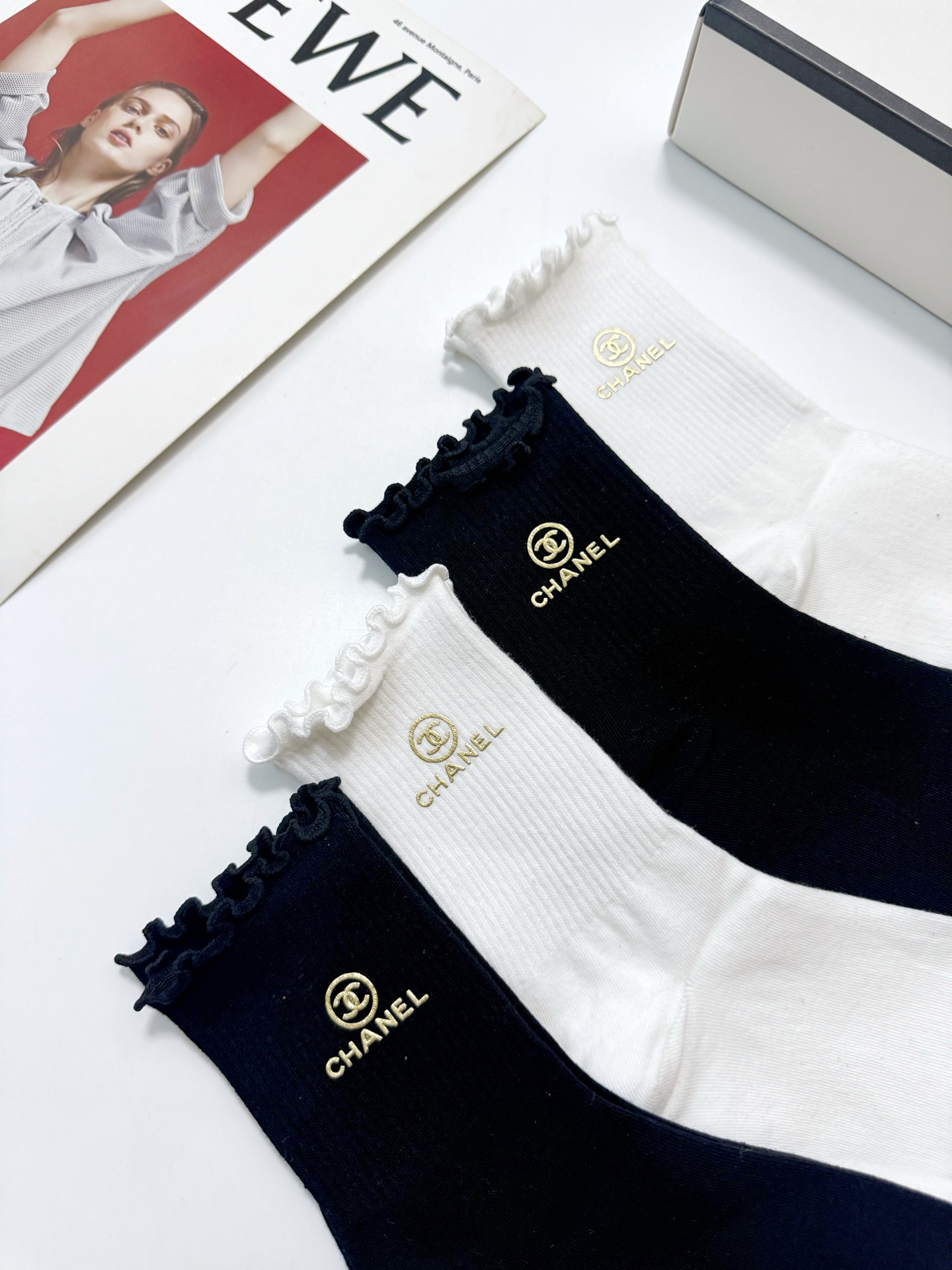 配包装 🌟【一盒4双】 🌟Chanel 香奈儿 经典纯色 字母logo 纯棉木耳边中筒袜  🌟ins爆款！专柜在售ing