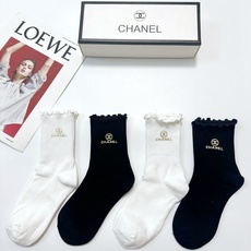 配包装 🌟【一盒4双】 🌟Chanel 香奈儿 经典纯色 字母logo 纯棉木耳边中筒袜 🌟ins爆款!专柜在售ing 配包装 🌟【一盒4双】 🌟Chanel 香奈儿 经典纯色 字母logo 纯棉木耳边中筒袜 🌟ins爆款!专柜在售ing