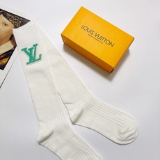 配包装 🌟【一盒一双】 🌟LV 路易威登 经典字母logo纯棉长筒袜 小腿袜 🌟重工装饰个性时尚 🌟ins爆款!专柜在 配包装 🌟【一盒一双】 🌟LV 路易威登 经典字母logo纯棉长筒袜 小腿袜 🌟重工装饰个性时尚 🌟ins爆款!专柜在