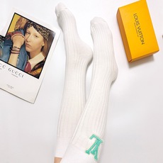 配包装 🌟【一盒一双】 🌟LV 路易威登 经典字母logo纯棉长筒袜 小腿袜 🌟重工装饰个性时尚 🌟ins爆款!专柜在 配包装 🌟【一盒一双】 🌟LV 路易威登 经典字母logo纯棉长筒袜 小腿袜 🌟重工装饰个性时尚 🌟ins爆款!专柜在