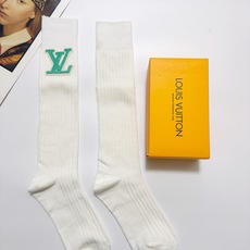 配包装 🌟【一盒一双】 🌟LV 路易威登 经典字母logo纯棉长筒袜 小腿袜 🌟重工装饰个性时尚 🌟ins爆款!专柜在 配包装 🌟【一盒一双】 🌟LV 路易威登 经典字母logo纯棉长筒袜 小腿袜 🌟重工装饰个性时尚 🌟ins爆款!专柜在