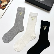 配包装 🌟【一盒3 双】 🌟Prada 普拉达 经典字母logo 超薄透气中筒袜 ,ins超火爆空调袜,潮人必备 ,经 配包装 🌟【一盒3 双】 🌟Prada 普拉达 经典字母logo 超薄透气中筒袜 ,ins超火爆空调袜,潮人必备 ,经