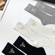 配包装 🌟【一盒3 双】 🌟Prada 普拉达 经典字母logo 超薄透气中筒袜 ,ins超火爆空调袜,潮人必备 ,经 配包装 🌟【一盒3 双】 🌟Prada 普拉达 经典字母logo 超薄透气中筒袜 ,ins超火爆空调袜,潮人必备 ,经