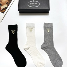 配包装 🌟【一盒3 双】 🌟Prada 普拉达 经典字母logo 超薄透气中筒袜 ,ins超火爆空调袜,潮人必备 ,经 配包装 🌟【一盒3 双】 🌟Prada 普拉达 经典字母logo 超薄透气中筒袜 ,ins超火爆空调袜,潮人必备 ,经