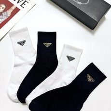 配包装 🌟【一盒4 双】 🌟Prada 普拉达 经典字母logo纯棉中筒袜 🌟ins爆款!专柜在售ing 🌟好看到爆 配包装 🌟【一盒4 双】 🌟Prada 普拉达 经典字母logo纯棉中筒袜 🌟ins爆款!专柜在售ing 🌟好看到爆