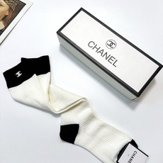 配包装 🌟 一盒一双 🌟Chanel 香奈儿 经典重工手缝字母logo 纯棉中筒袜 小腿袜 🌟ins爆款!专柜在售in 配包装 🌟 一盒一双 🌟Chanel 香奈儿 经典重工手缝字母logo 纯棉中筒袜 小腿袜 🌟ins爆款!专柜在售in