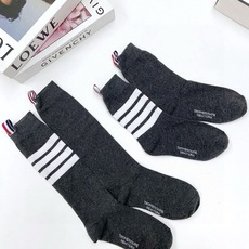 配原版盒 🌟【一盒2 双】 🌟THOM BROWNE · 桑姆 布朗尼❗ 🌟超级爆款!网红小腿袜,中筒袜+长筒袜,经典爆 配原版盒 🌟【一盒2 双】 🌟THOM BROWNE · 桑姆 布朗尼❗ 🌟超级爆款!网红小腿袜,中筒袜+长筒袜,经典爆